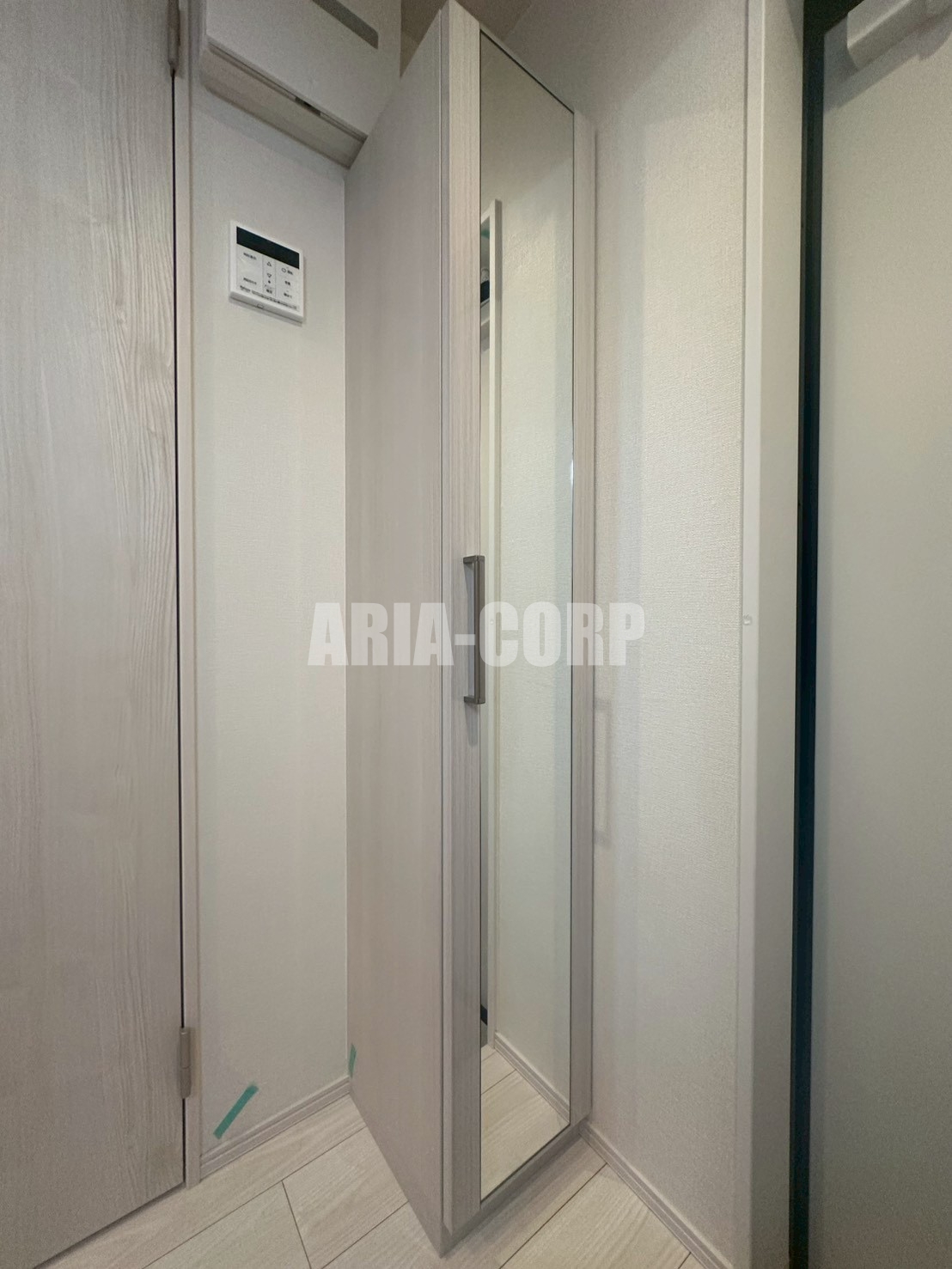 玄関　姿見付き縦型シューズボックスあり♪