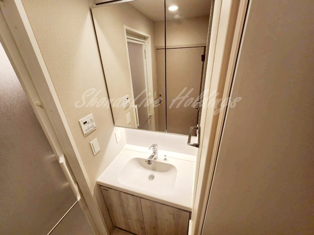 洗面設備　明るい洗面所です