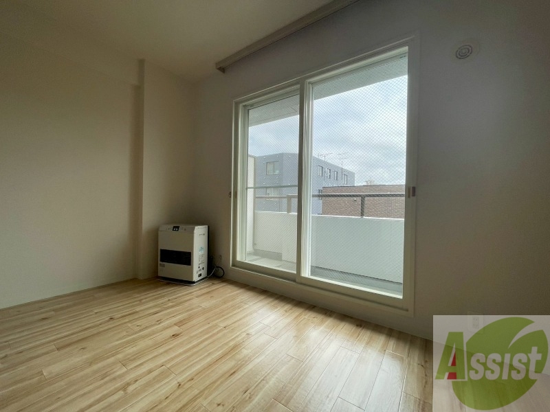 その他部屋・スペース　こちらのお部屋は光が差し込む、温かみのあるお部屋です。