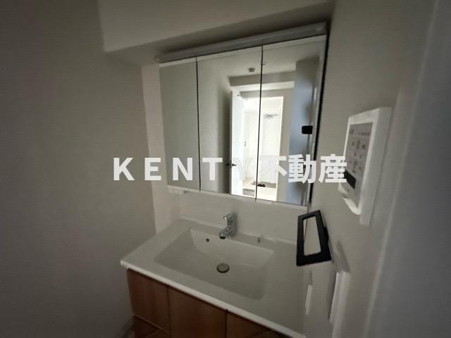 洗面設備　ゆったりとスペースのある洗面所