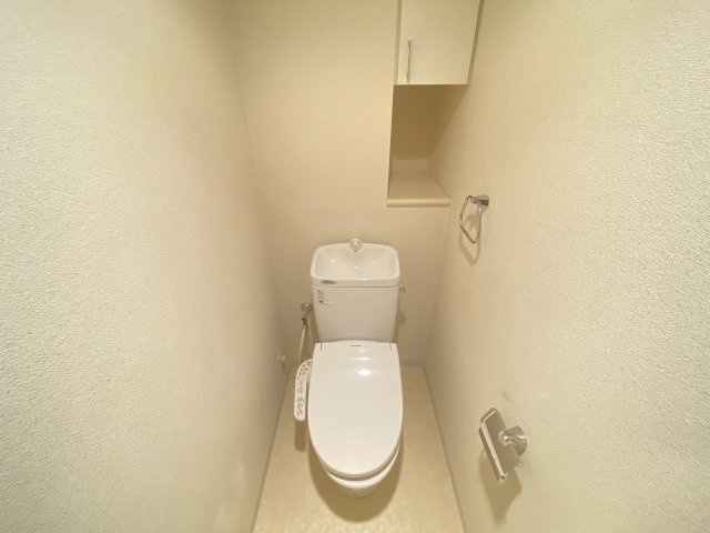 トイレ　落ち着いた色調のトイレです