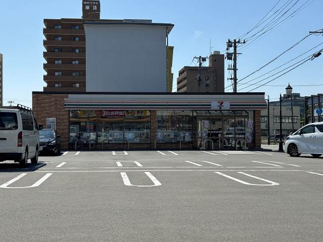 コンビニ　セブンイレブン（コンビニ）まで559m