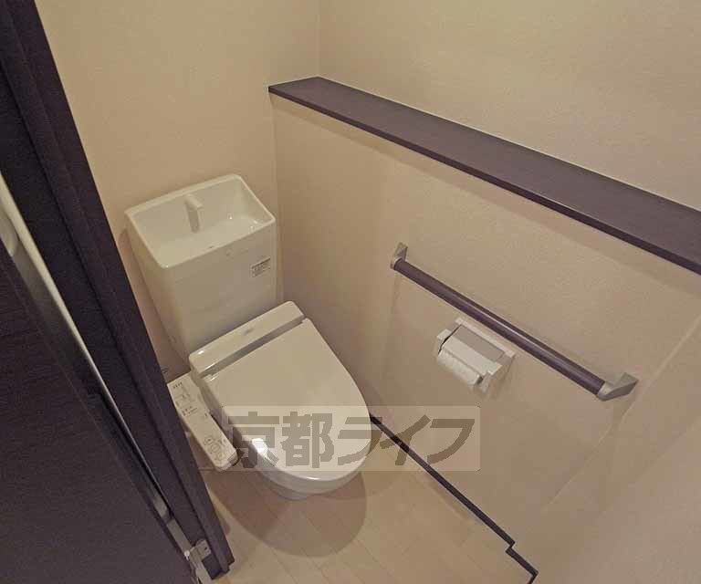 トイレ　安心してください。ウォシュレット付いてますよ！