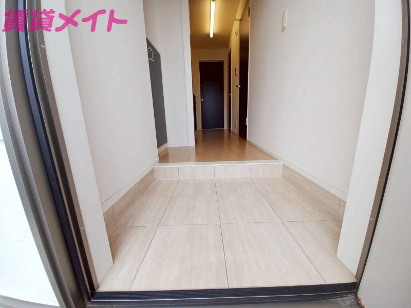 玄関　同じ物件、別部屋の写真です