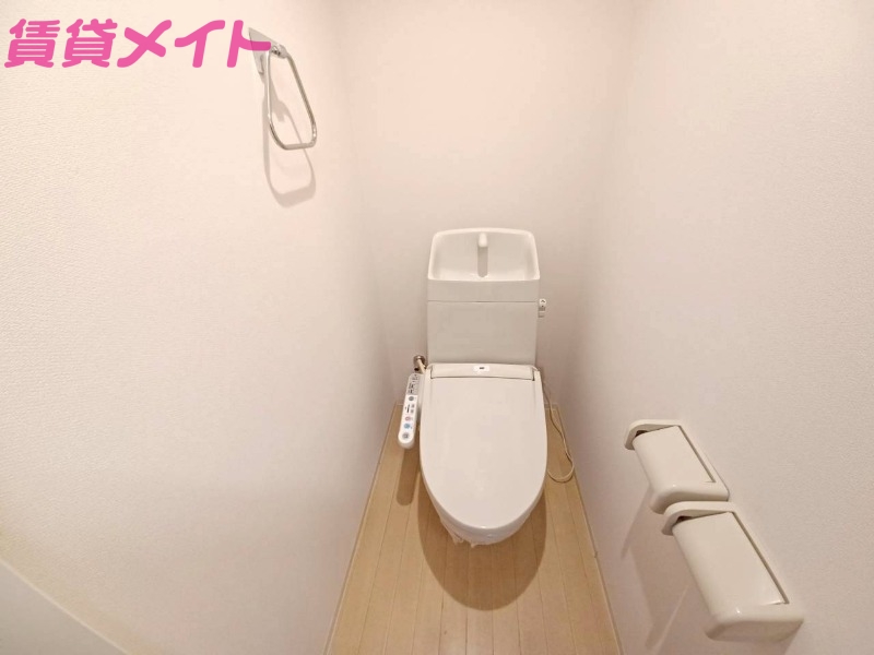 トイレ　同じ物件、別部屋の写真です