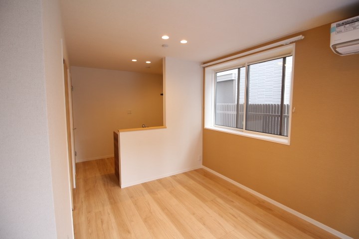 居室・リビング　ゆったりくつろげる明るい空間になっております。