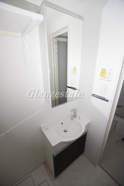 洗面設備　明るい洗面所です