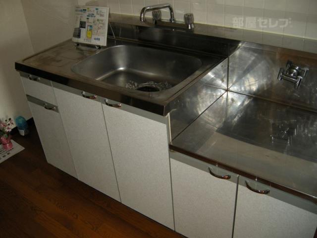 キッチン　２口ガスコンロも置けるナイスなキッチン。