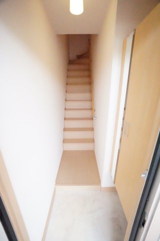 玄関　※同物件・反転タイプの写真です。