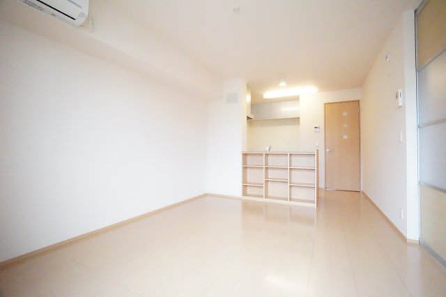 居室・リビング　※同物件・反転タイプの写真です。(※写真は中部屋です。)