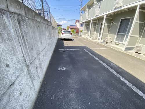 建物外観　敷地内駐車場