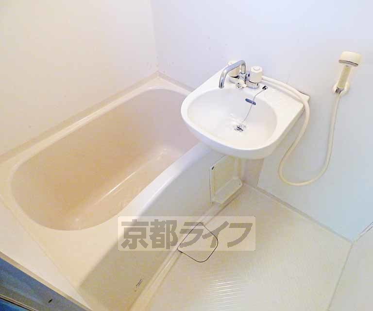 バス・シャワールーム　広々とした浴室です。