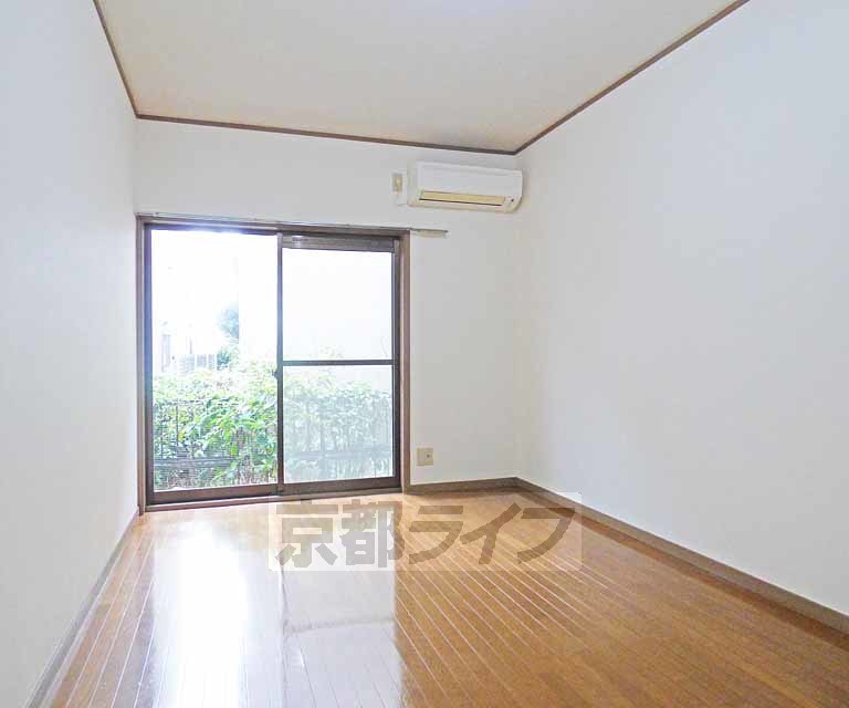 居室・リビング　広々とした室内です。