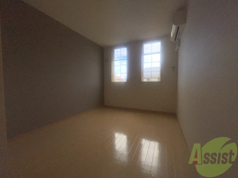 その他部屋・スペース　寝室にも窓があり風通しも良く広々としています。