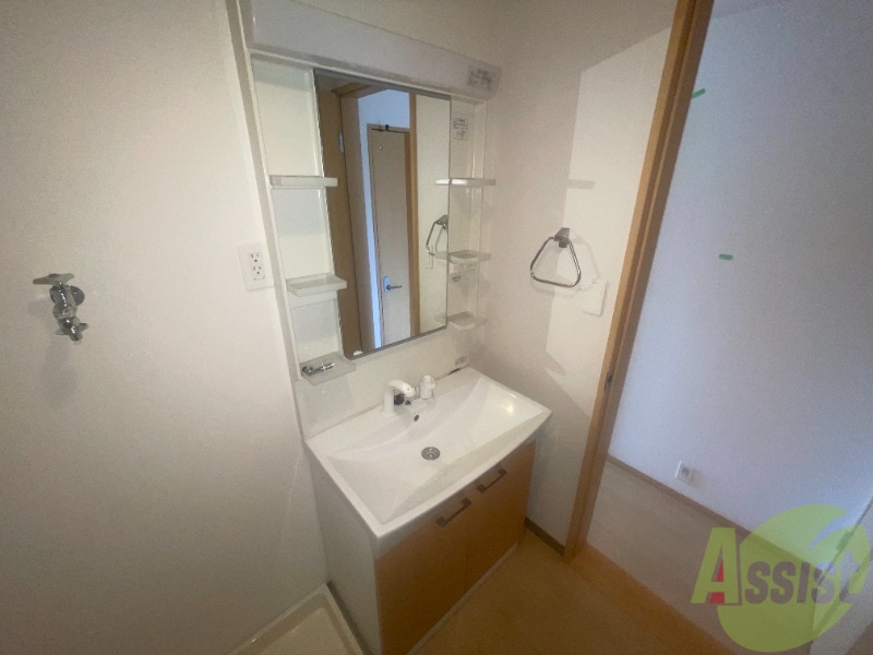 洗面設備　洗面台は独立式になっており下部には収納も可能です。