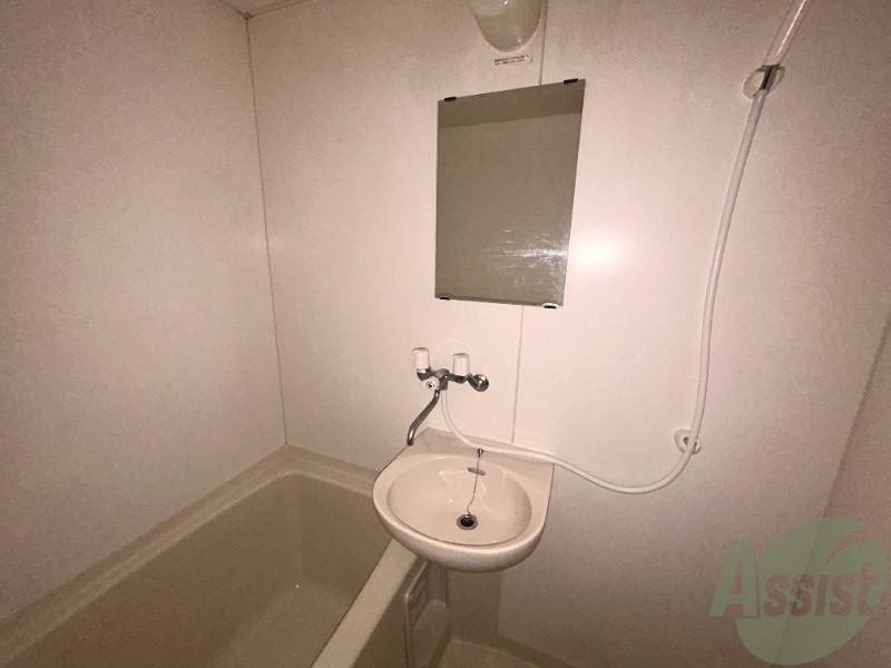 洗面設備　洗面化粧台がございます。鏡も付いております。