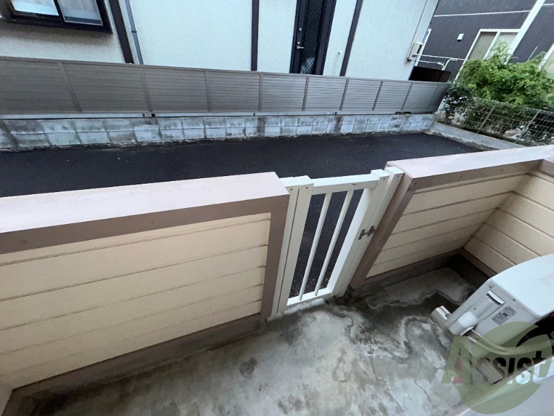 バルコニー　ベランダがございます。広さは人が通れる十分な広さ。