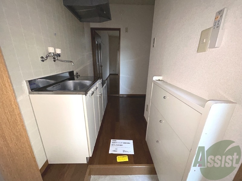 玄関　玄関からの景色はこんな感じです。手前にあるのは靴箱です。