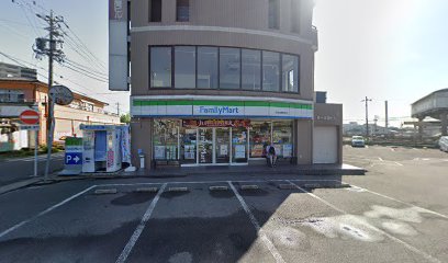 コンビニ　ファミリーマート（コンビニ）まで784m