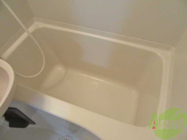 バス・シャワールーム　バスルームはこちらです。シンプルなお風呂でゆったり休めます。