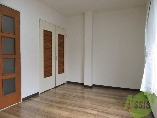 その他部屋・スペース　別の角度から洋室を撮影しました。日射しがあり明るい印象。