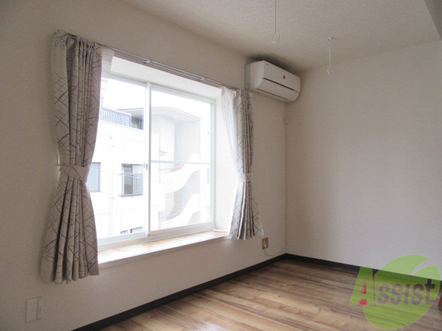 居室・リビング　６帖の洋室です。日差しがあり、きれいですね。