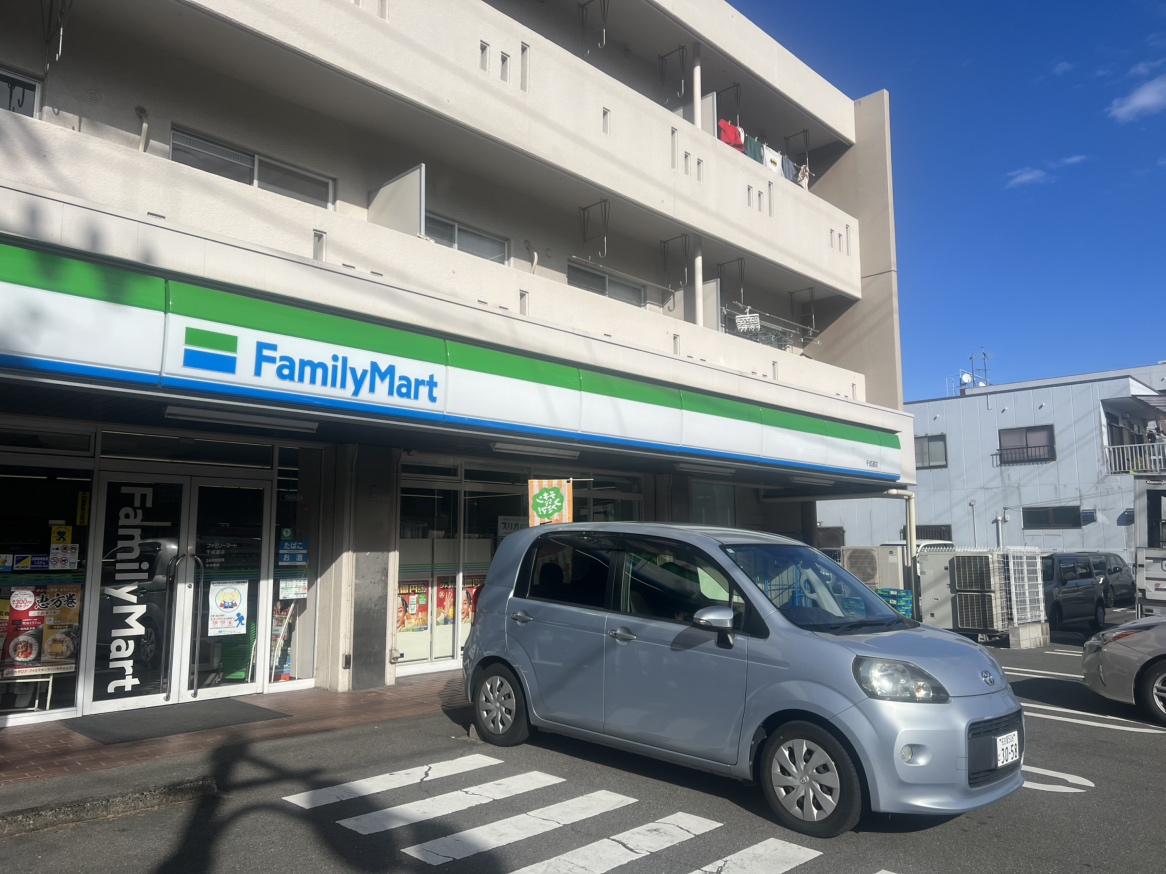 コンビニ　ファミリーマート千成通店（コンビニ）まで330m