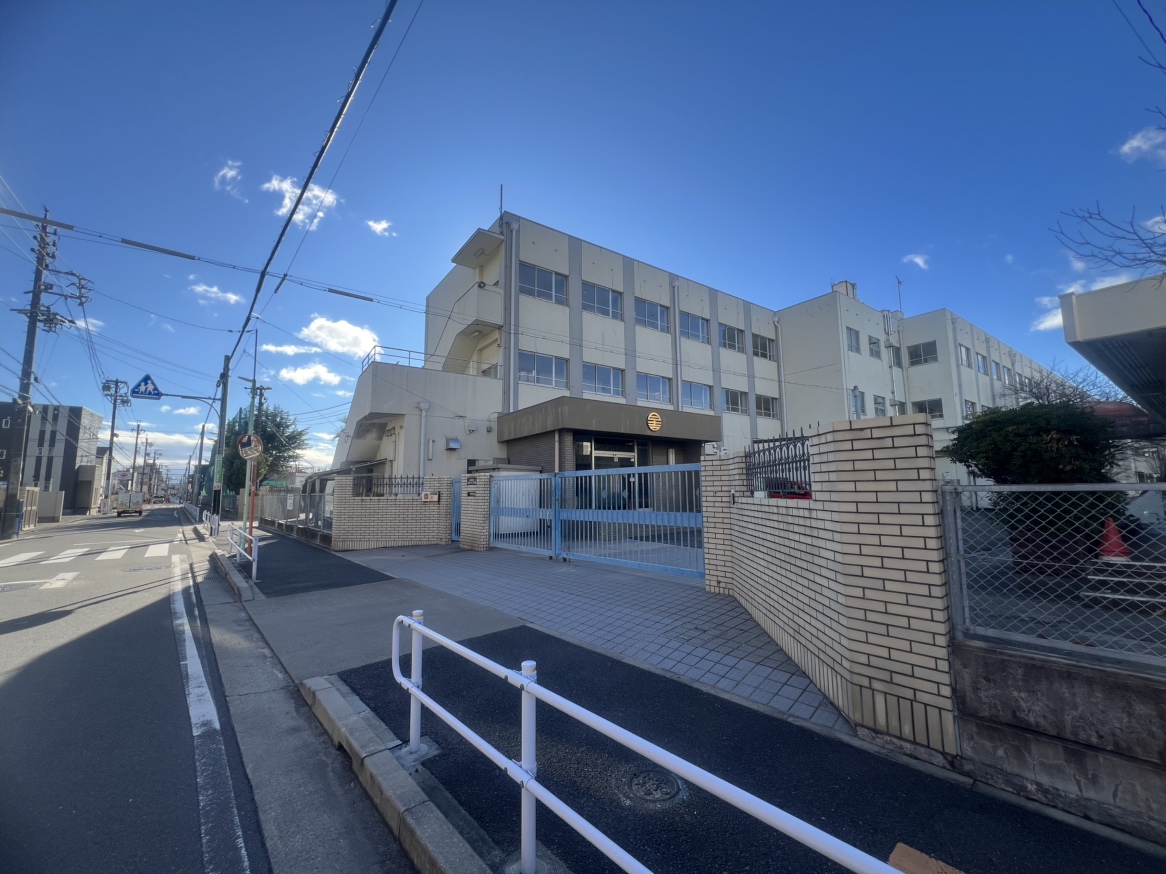 小学校　名古屋市立日吉小学校（小学校）まで614m