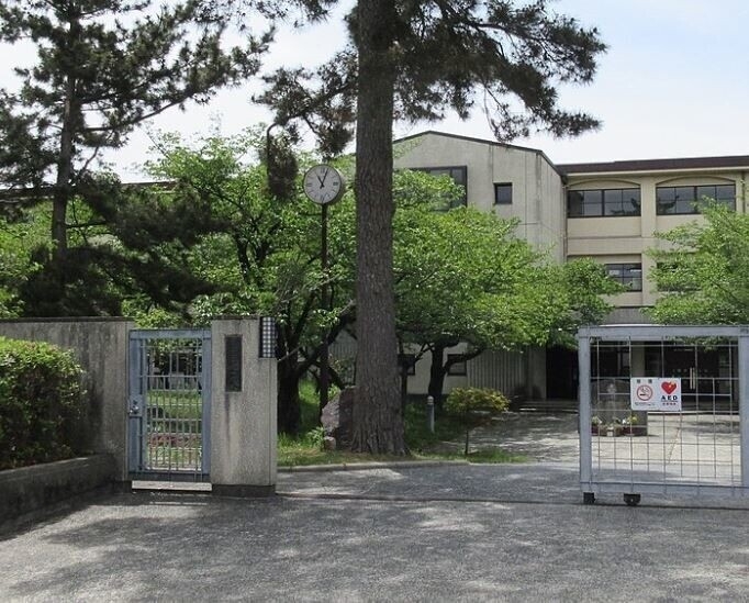 中学校　西宮市立甲陵中学校（中学校）まで914m