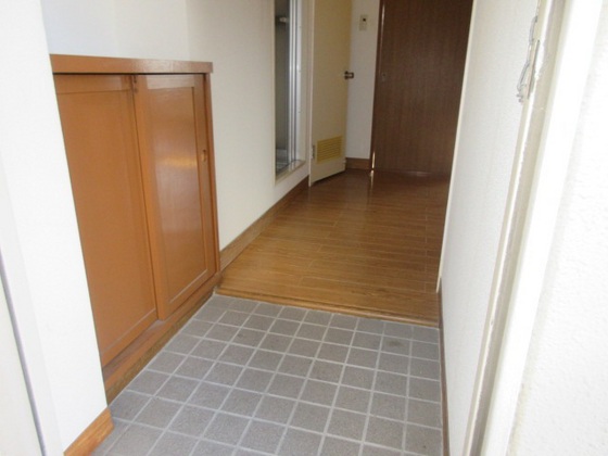 玄関　※別部屋の写真です。