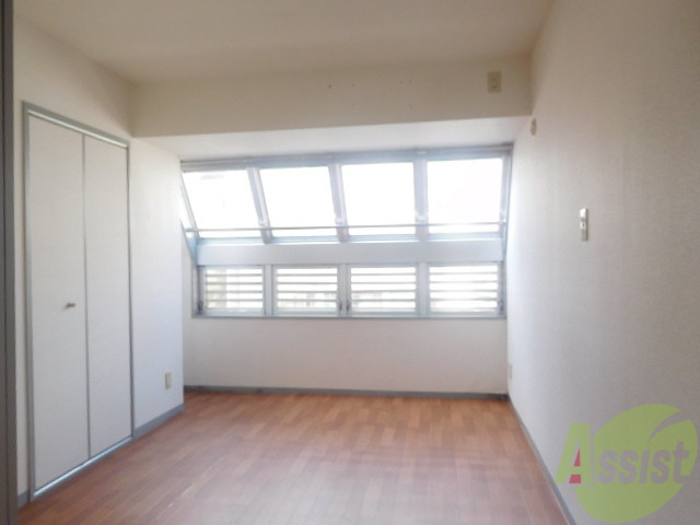 その他部屋・スペース　壁一面窓になり明るいです。