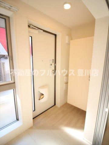 玄関　写真は同型タイプ別物件