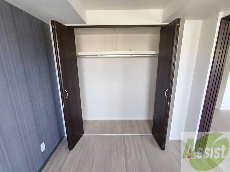 収納　こちらの収納にはハンガーをかけて服もしまえますね。