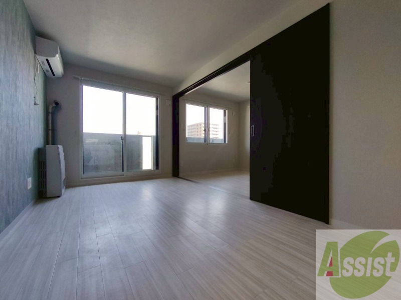 居室・リビング　日当たりが良くて心地よく過ごせそうなお部屋です。