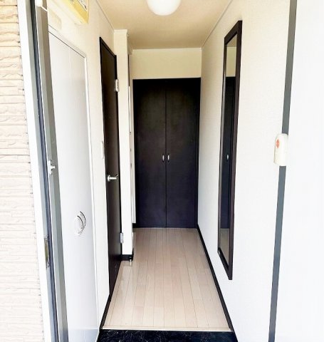 玄関　備品や設備仕様は号室により異なります。現地をご確認下さい。