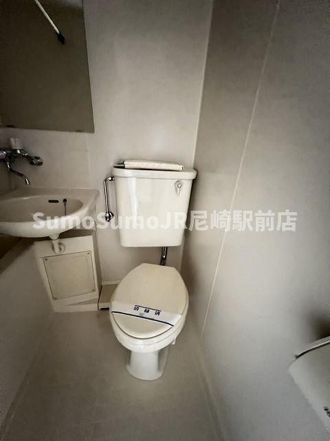 トイレ　落ち着いた色調のトイレです