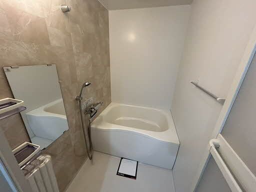 バス・シャワールーム　オシャレなアクセントを施したゆったりユニットバスです。