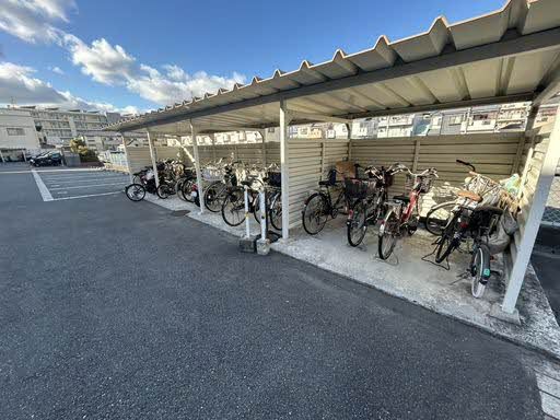 建物外観　屋根付きの駐輪場がございます。