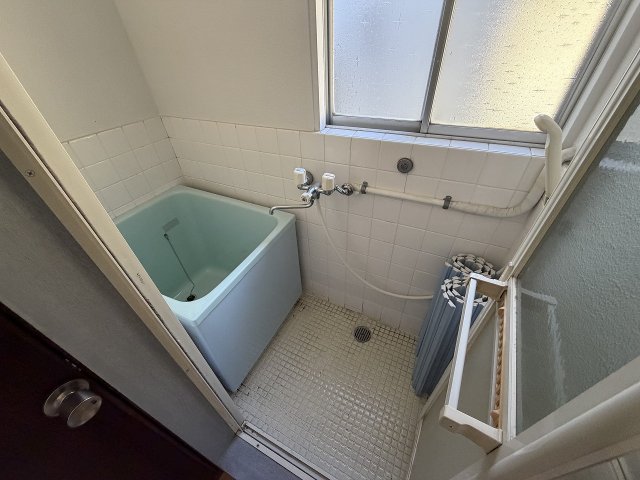 バス・シャワールーム　落ち着いた空間のお風呂です