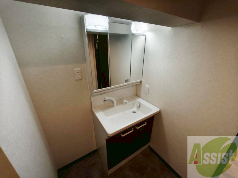 洗面設備　独立洗面台です。大きくてよいですね。シャンプーもできます！