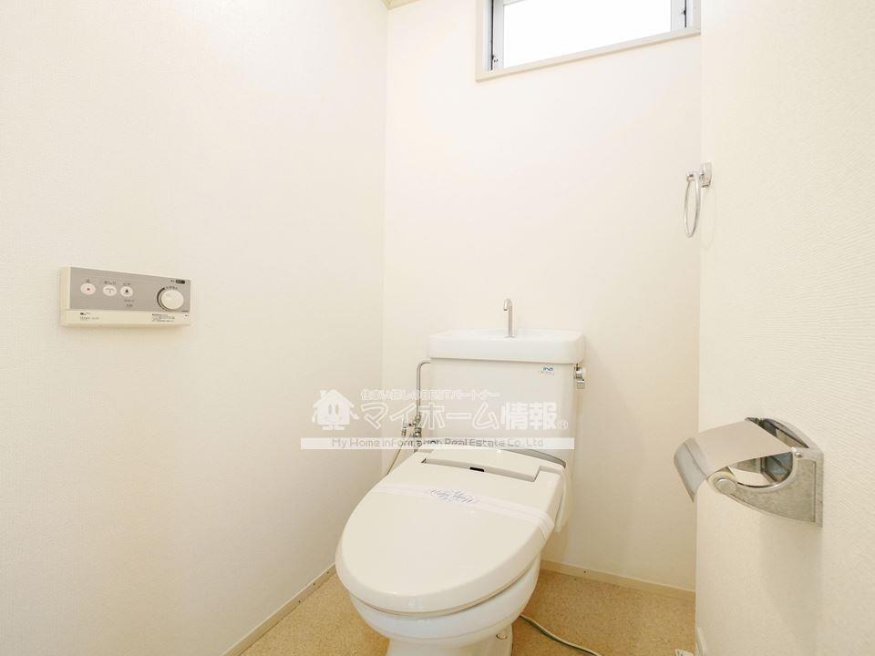 トイレ　温水洗浄暖房便座付きで小窓もあって満足のトイレ☆
