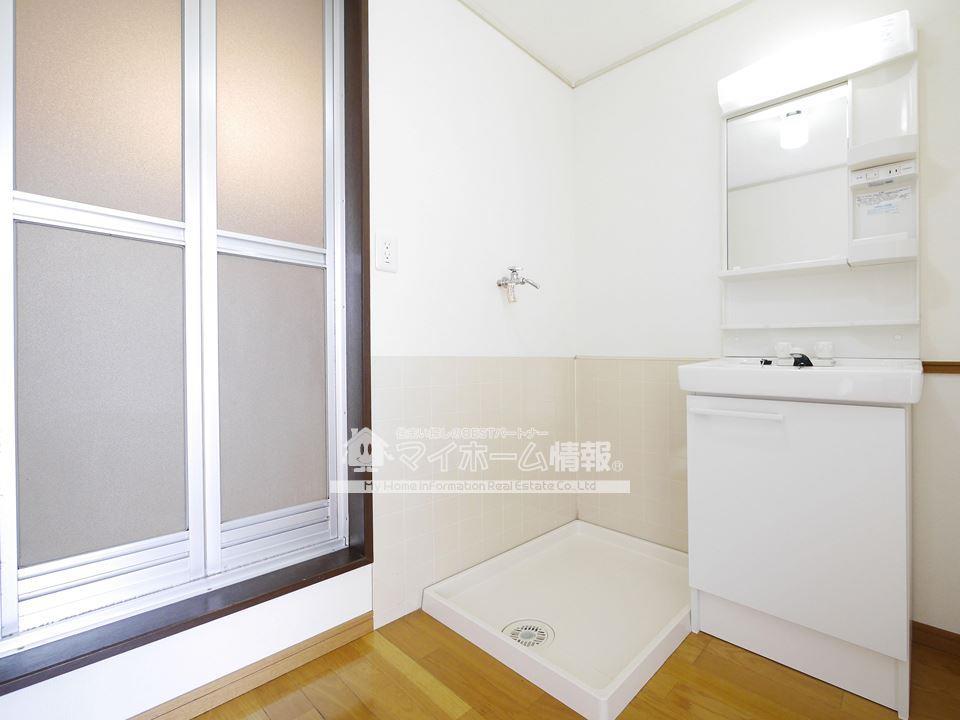 洗面設備　リビングからすぐの洗面室は身支度もゆったりラクラク