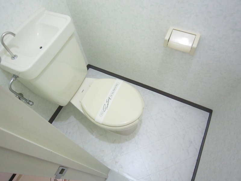 トイレ　バストイレ別で快適（他室参照）