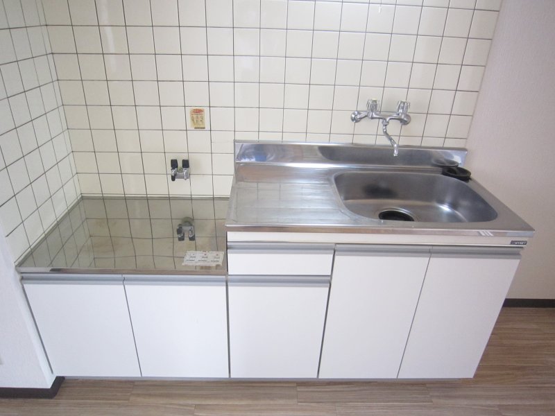 キッチン　実際には窓・3口ガスコンロが付きます（他室参照）