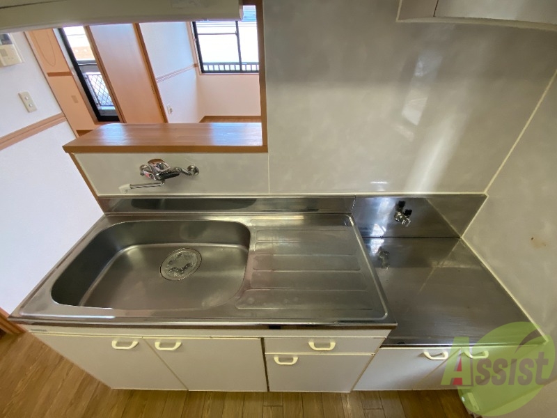 キッチン　キッチンは作業台もあり広めなので使いやすそうですね。