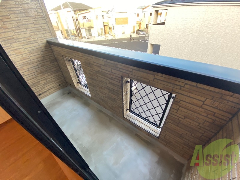 バルコニー　バルコニーは洗濯物を干すのに十分な広さがありますね。