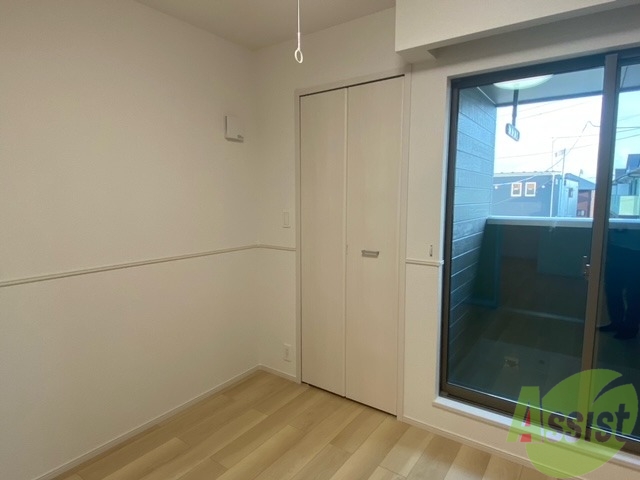 収納　洋室のクローゼットです、収納力が気になりますね