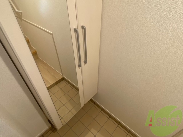 玄関　玄関を入るとこちらのシューズボックスがあります