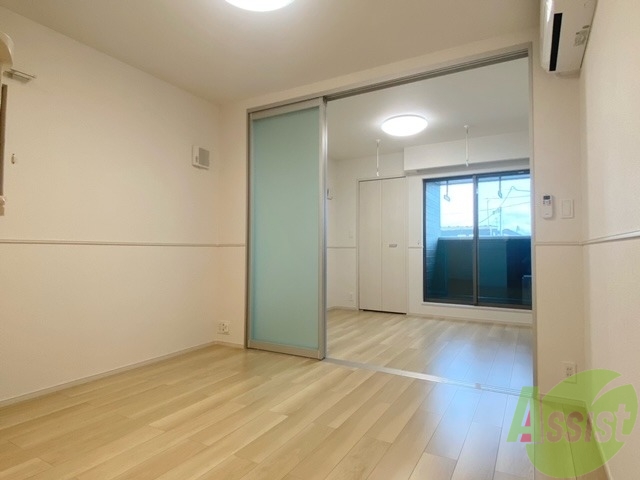 居室・リビング　リビングはこちら、引き戸で寝室と分けられますね