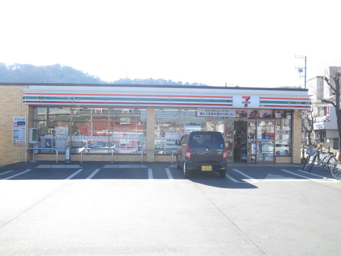 コンビニ　セブンイレブン（コンビニ）まで246m